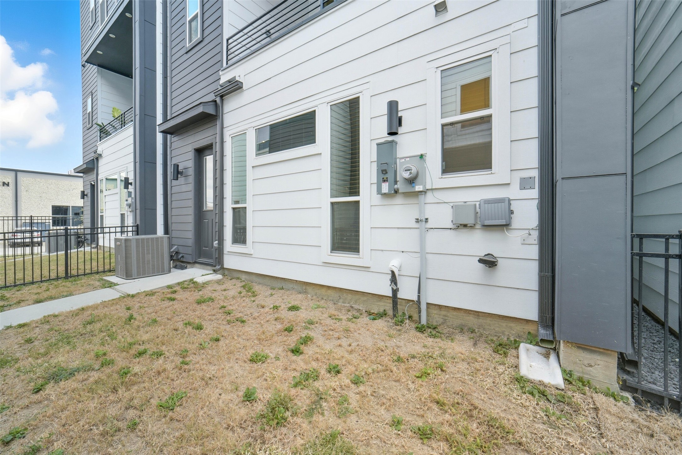 3006 Lamar Street Houston, TX 77003 - Photo 34 of 46 a view of a house with a backyard of the house