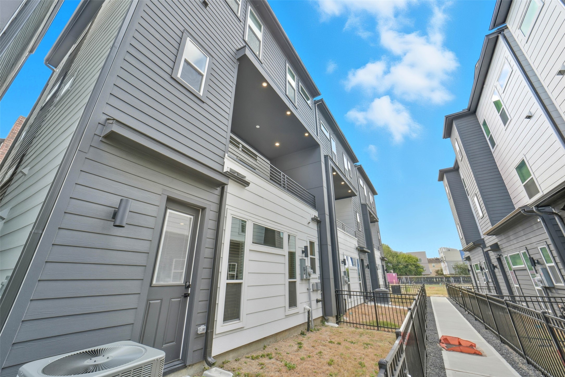 3006 Lamar Street Houston, TX 77003 - Photo 36 of 46 a view of balcony