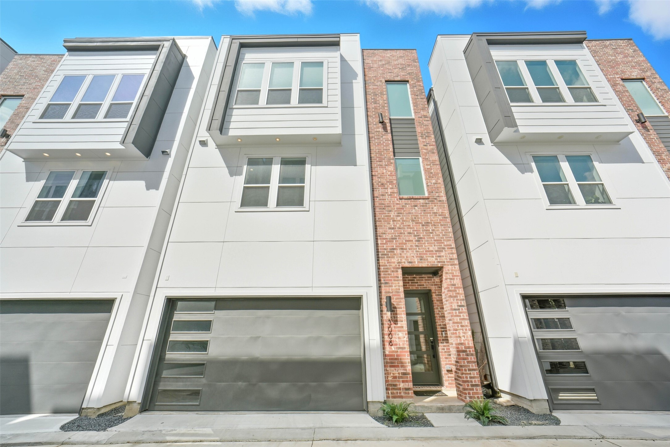 3006 Lamar Street Houston, TX 77003 - Photo 38 of 46 a front view of a multi story residential apartment building