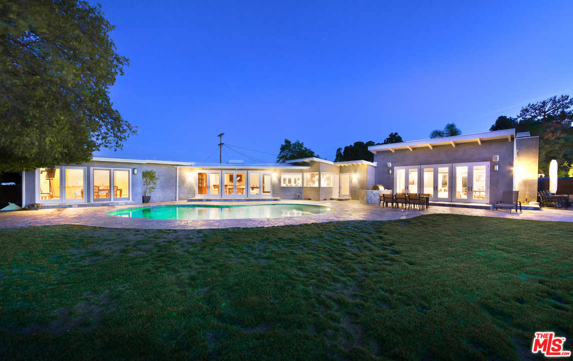 3921 Cody Road Sherman Oaks, CA 91403 - Photo 27 of 36 a view of building with yard