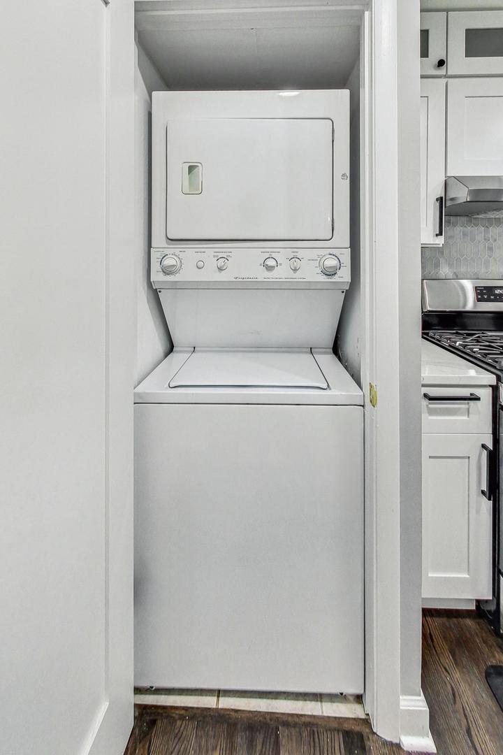 467 Ida Lane Elmhurst, IL 60126 - Photo 13 of 18 a utility room with dryer and washer