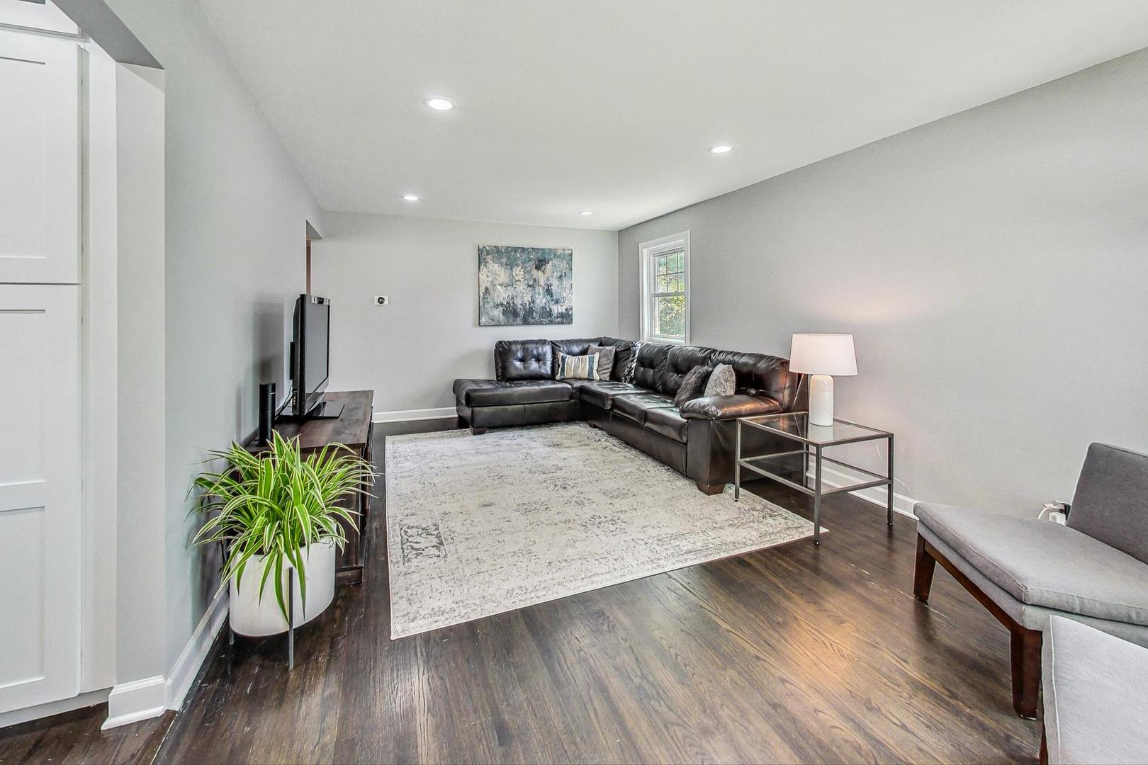 467 Ida Lane Elmhurst, IL 60126 - Photo 2 of 18 a living room with furniture and a potted plant
