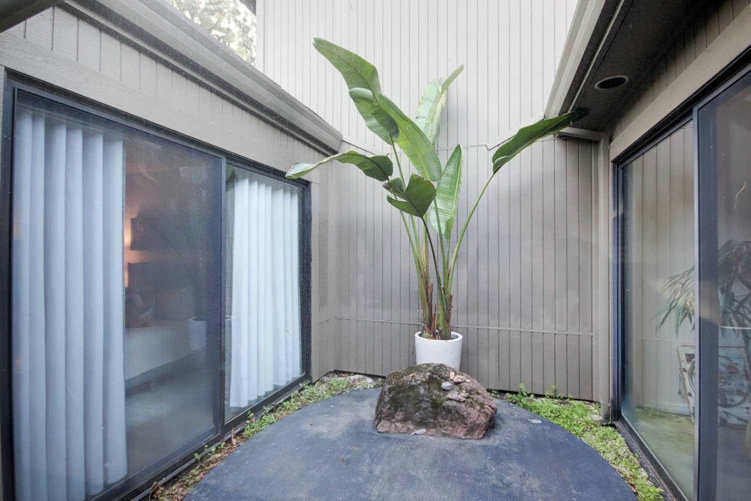 11418 Coloma Road Gold River, CA 95670 - Photo 34 of 40 a closeup of a window