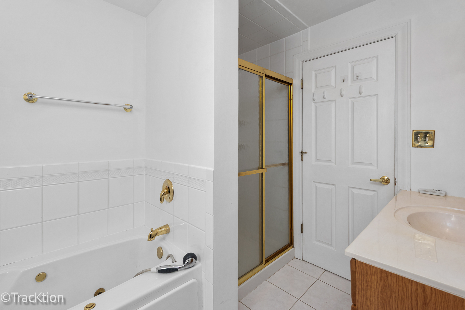 8829 Skyline Drive Burr Ridge, IL 60527 - Photo 11 of 32 a bathroom with a tub a sink and a shower