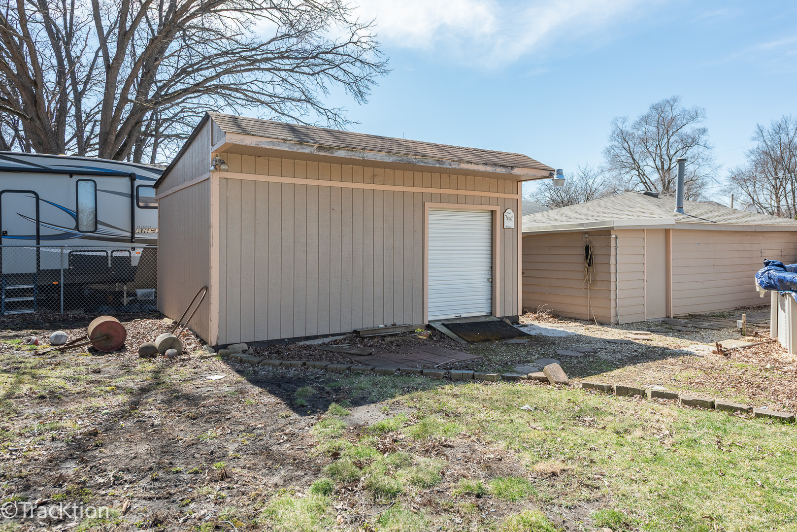 8829 Skyline Drive Burr Ridge, IL 60527 - Photo 25 of 32 a backyard of a house
