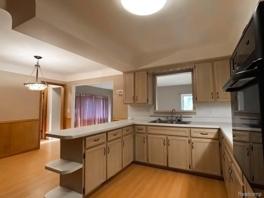29333 Ridgefield Avenue Warren, MI 48088 - Photo 8 of 27