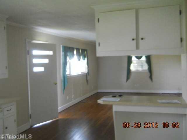 1075 Kernodle Road Reidsville, NC 27320 - Photo 3 of 7 Living Room.