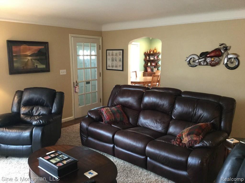 1082 Hampton Road Grosse Pointe, MI 48236 - Photo 5 of 50 IMG_0037.jpg