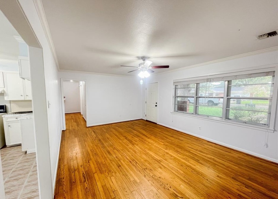 611 Frankie Street Wharton, TX 77488 - Photo 4 of 14 Living Room