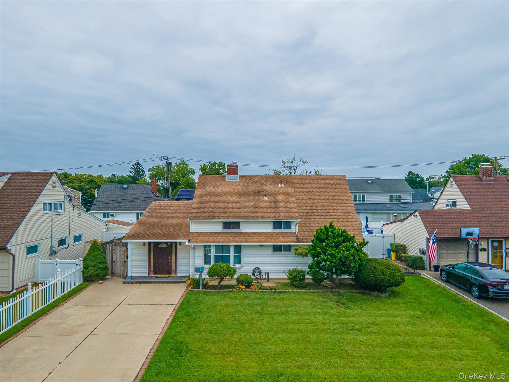 82 Lantern Road Hicksville, NY 11801 - Photo 2 of 22 Gallery Image 2