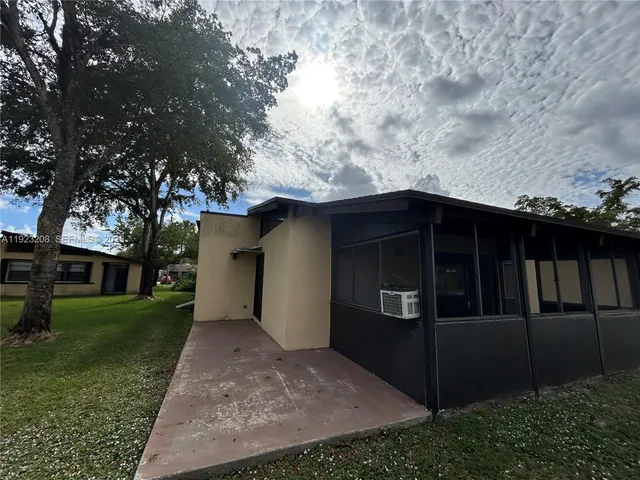 $269,777 | 534 Briarwood Circle, Unit 148, Hollywood, FL 33024