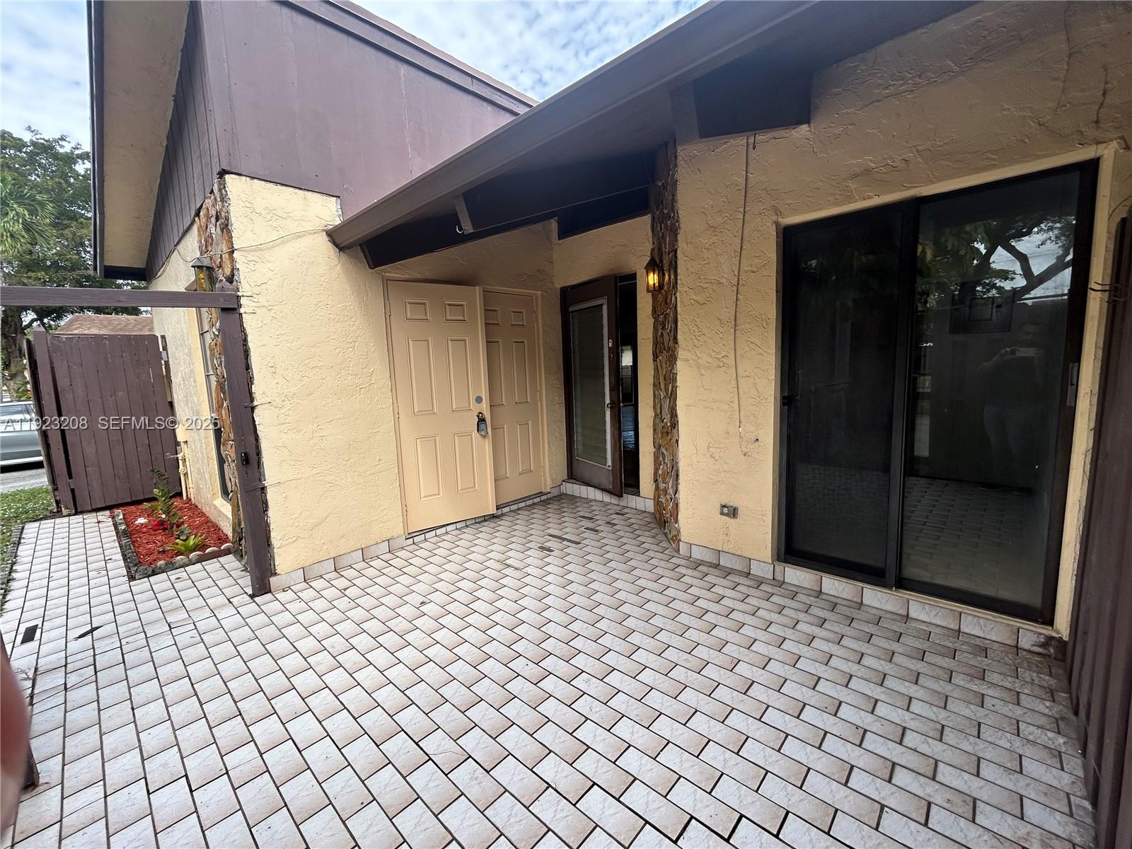 534 Briarwood Circle, Unit 148 Hollywood, FL 33024 - Photo 4 of 40