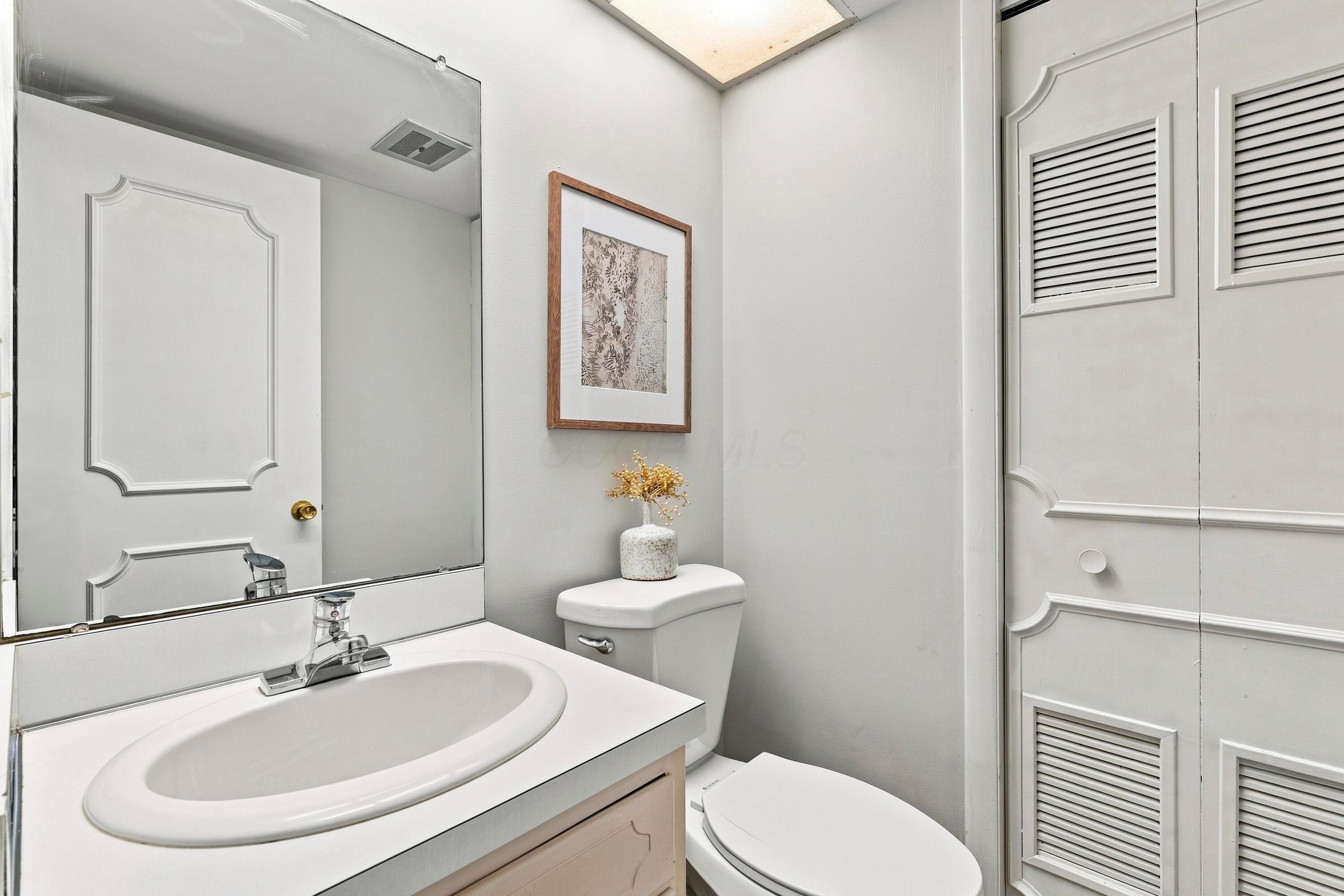 3600 Reed Road, Unit 8 Upper Arlington, OH 43220 - Photo 15 of 46 Main Floor Half Bathroom