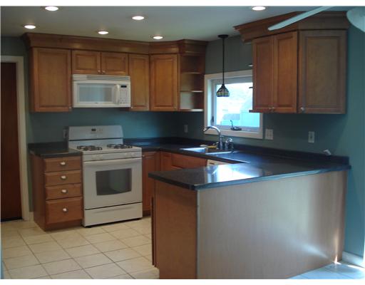 40 Vega Drive Warwick, RI 02886 - Photo 4 of 8 Kitchen.