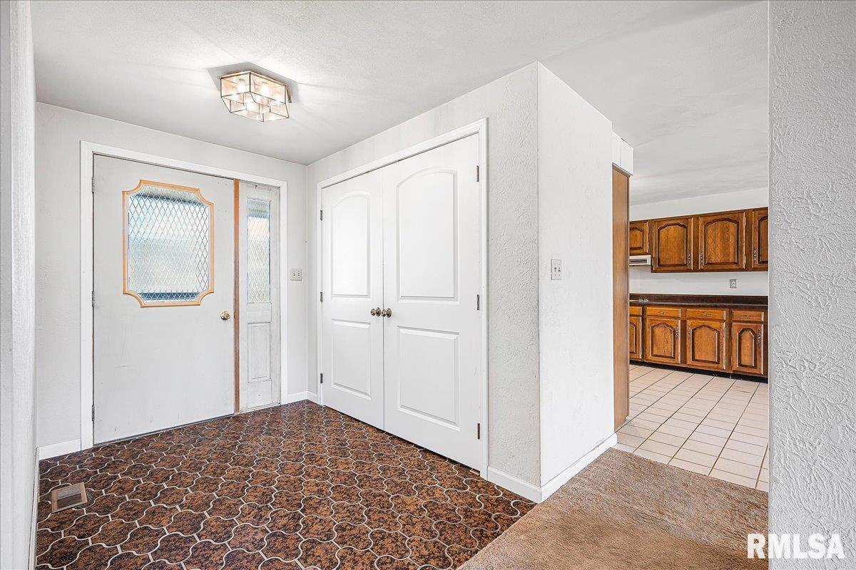 4016 West Middle Road Peoria, IL 61607 - Photo 8 of 48 Gallery Image 8