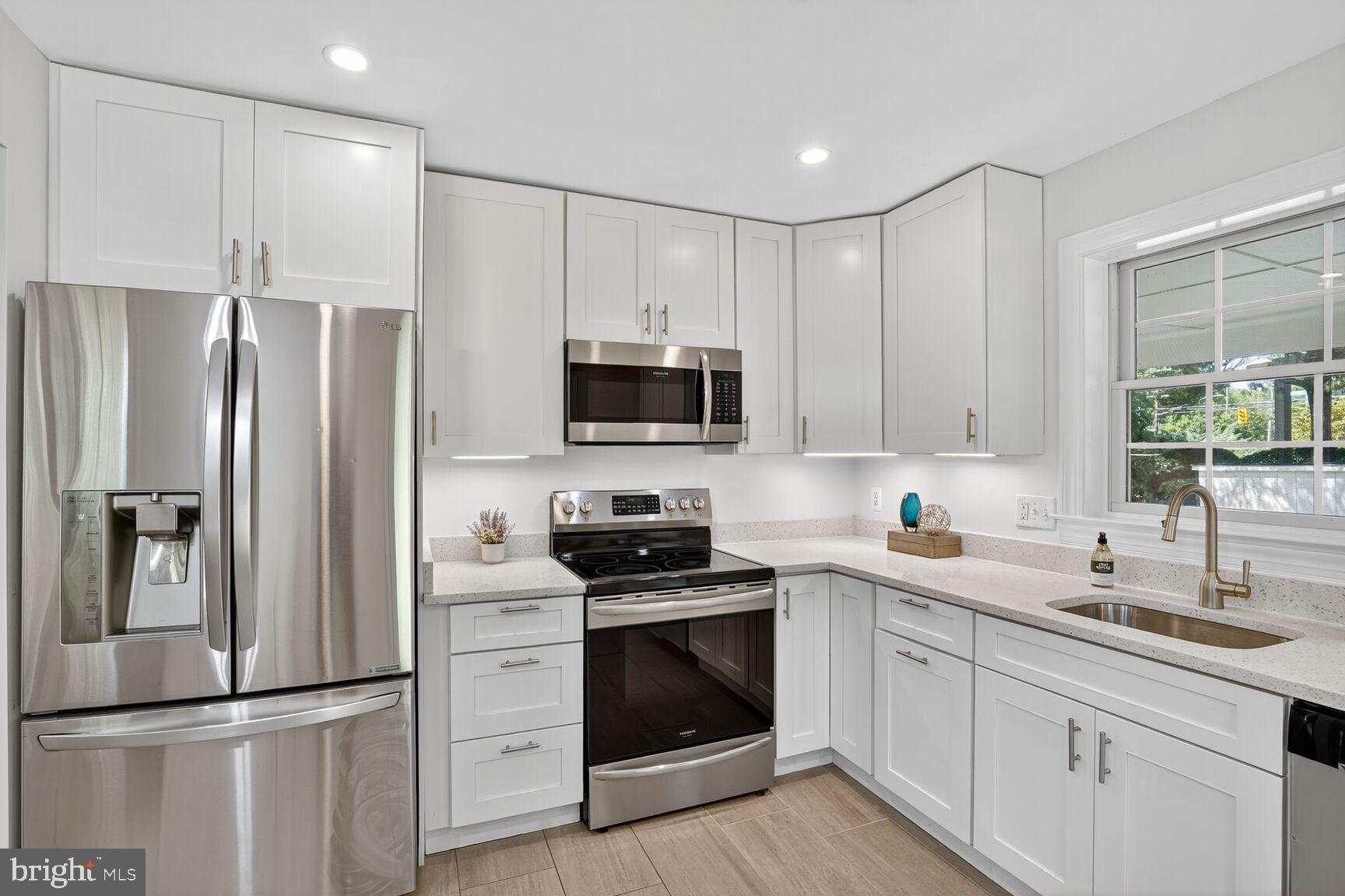 8303 Fort Hunt Road Alexandria, VA 22308 - Photo 14 of 39 Stainless steel appliances!
