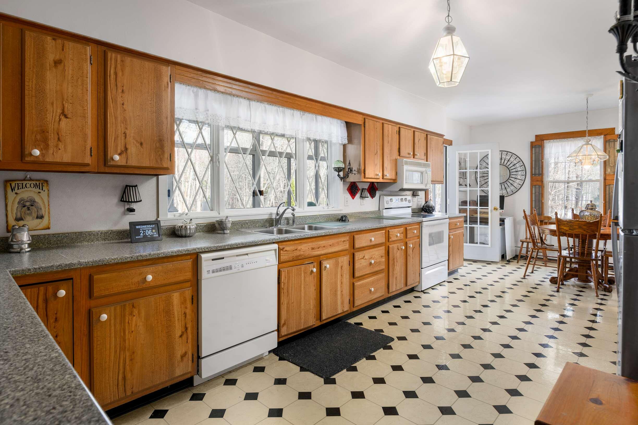 46 Cape Neddick Road York, ME 03909 - Photo 11 of 29 Bright Kitchen
