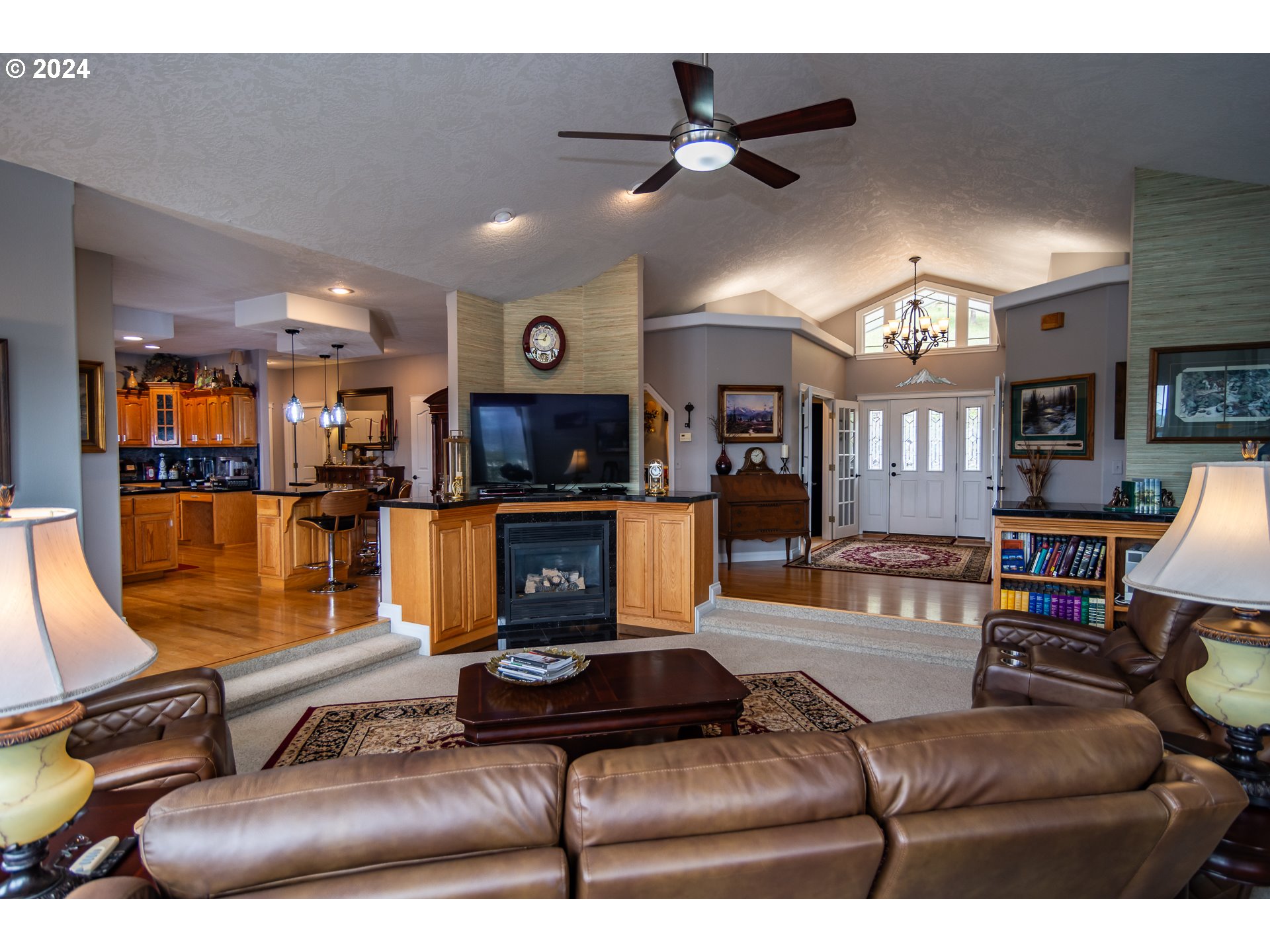 1114 West Winter Ridge Drive Roseburg, OR 97471 - Photo 9 of 47 Living Room