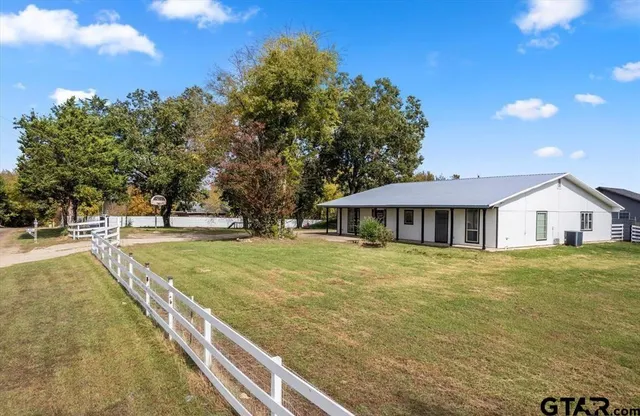a view of an house with swimming pool