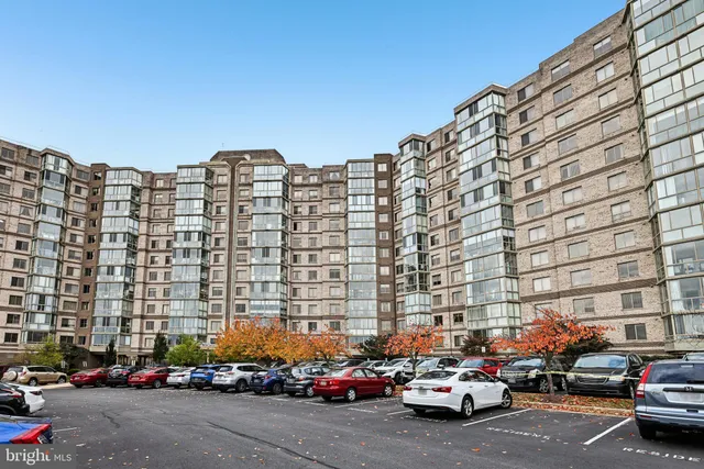 a city street filled with lots of cars and a building