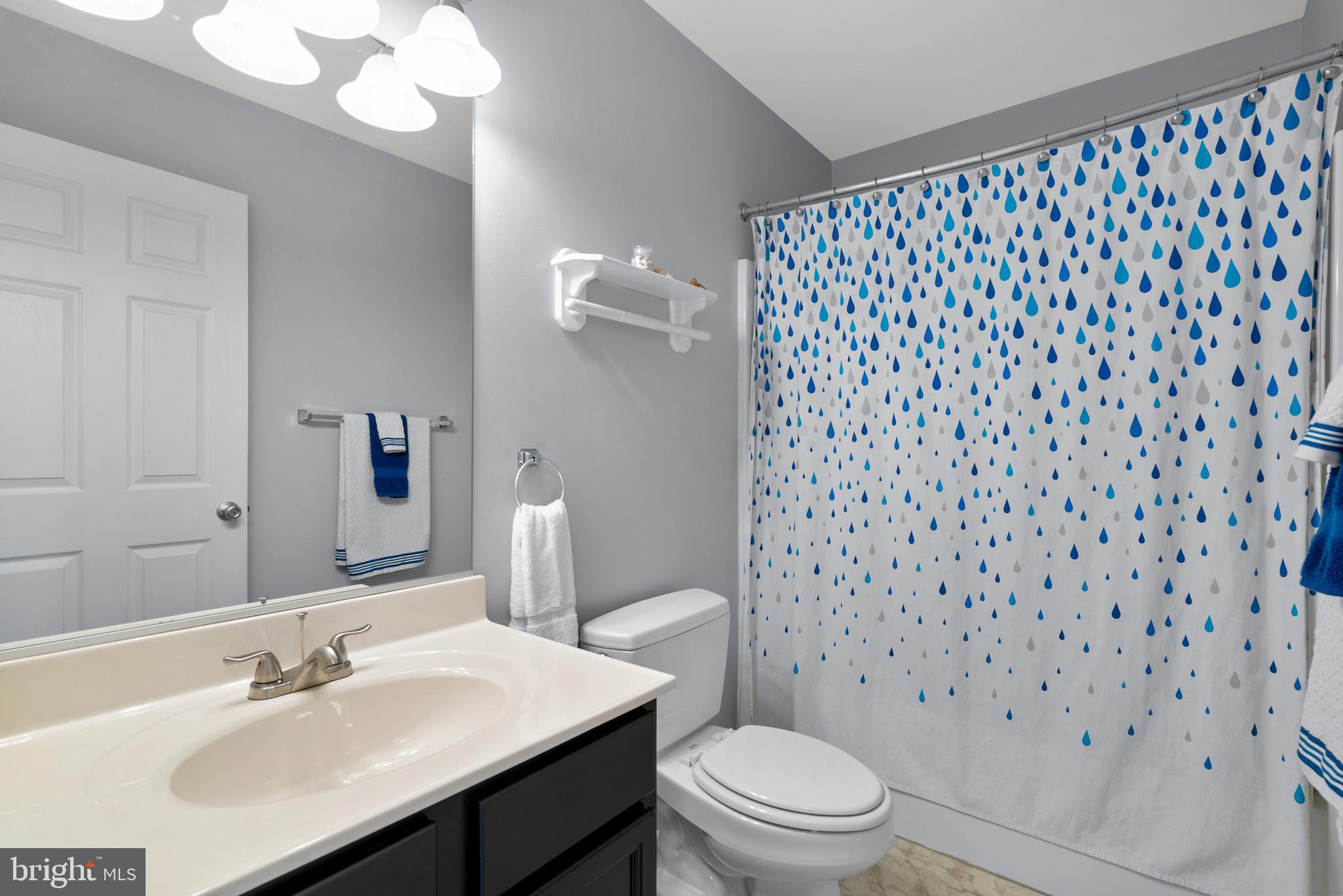 305 Bar Harbor Road Pasadena, MD 21122 - Photo 22 of 45 Upstairs full bathroom