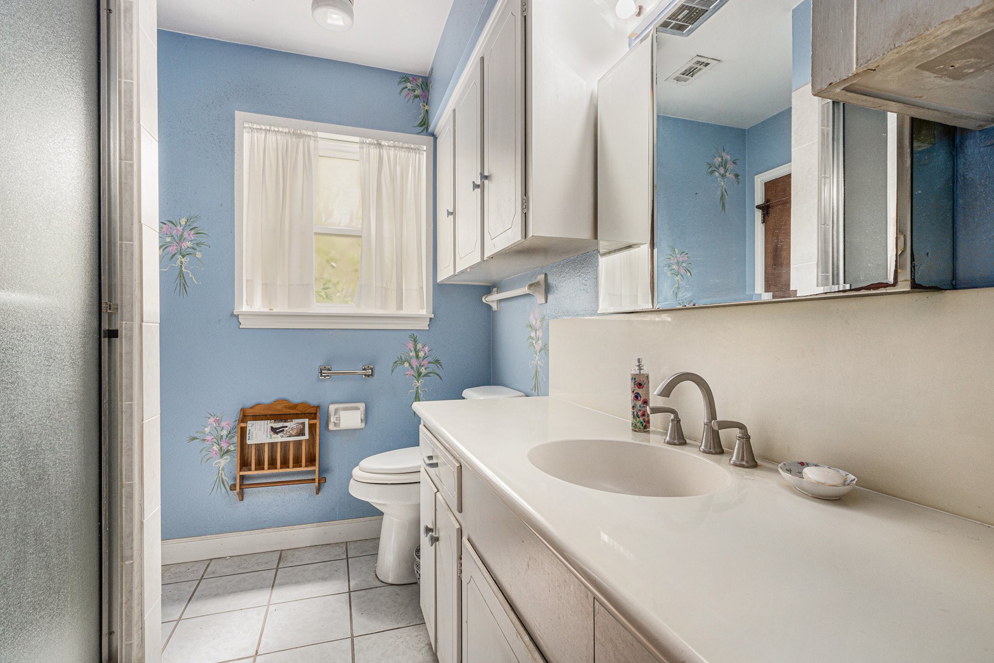 8019 Sharpview Drive Houston, TX 77036 - Photo 19 of 40 Downstairs bath with shower