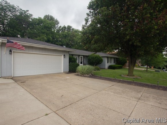27 Pin Oak Lane Springfield, IL 62711 - Photo 2 of 24