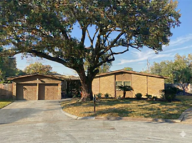 $349,000 | 915 Merriman Court, Friendswood, TX 77546