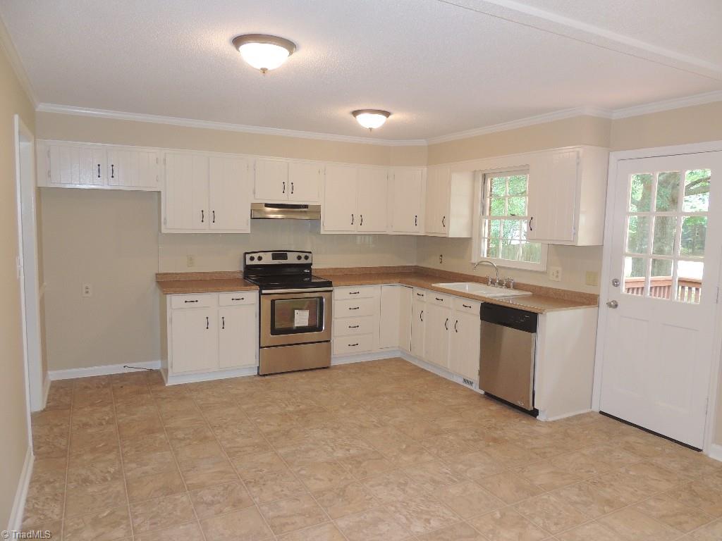 5309 Mapleton Street Clemmons, NC 27012 - Photo 11 of 19 Spacious Kitchen!! NEW Stainless appliances! Access to the deck!