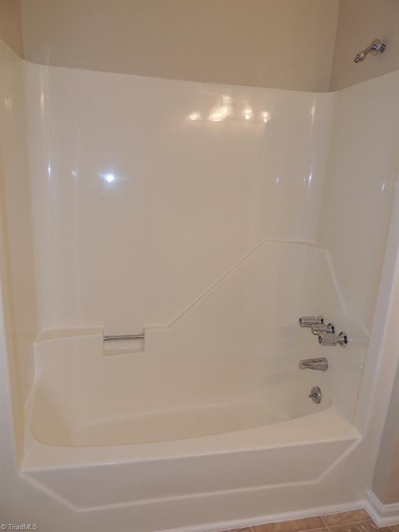 5309 Mapleton Street Clemmons, NC 27012 - Photo 16 of 19 Nice Tub surround!