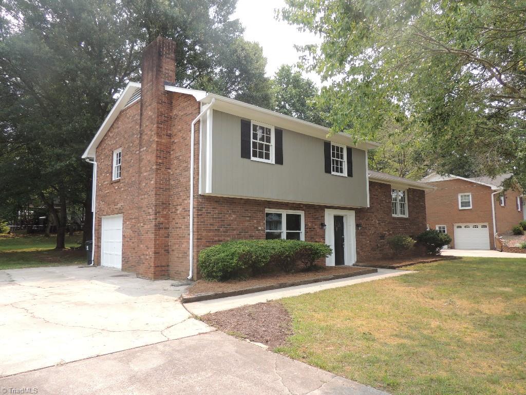 5309 Mapleton Street Clemmons, NC 27012 - Photo 3 of 19 Large parking area that leads to the 1 car Garage!