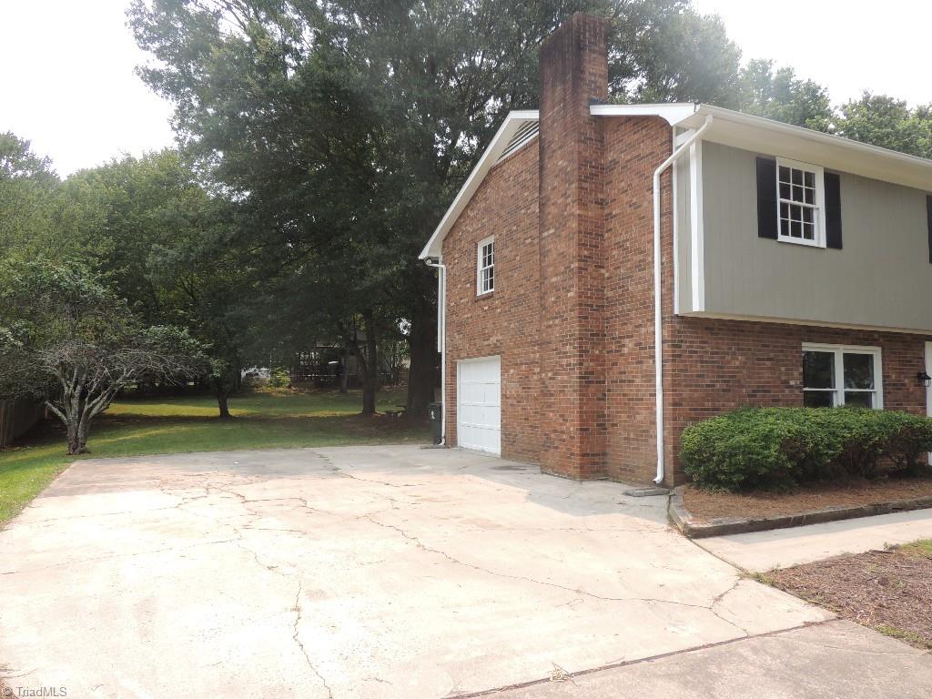 5309 Mapleton Street Clemmons, NC 27012 - Photo 4 of 19 Great parking area! Sidewalk to entrance! 1 Car garage!