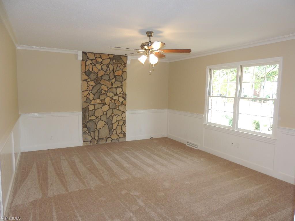 5309 Mapleton Street Clemmons, NC 27012 - Photo 9 of 19 Living room is spacious and bright!