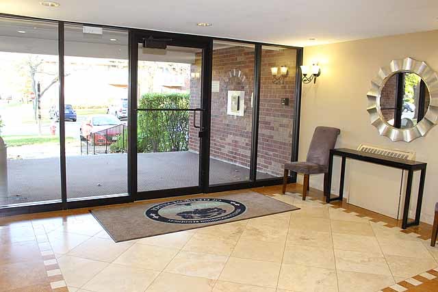 904 Ridge Square, Unit 114 Elk Grove Village, IL 60007 - Photo 2 of 16