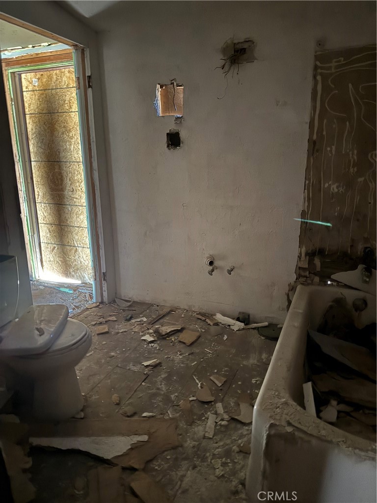 406 D Street Needles, CA 92363 - Photo 9 of 16 a bedroom with a bed and a window