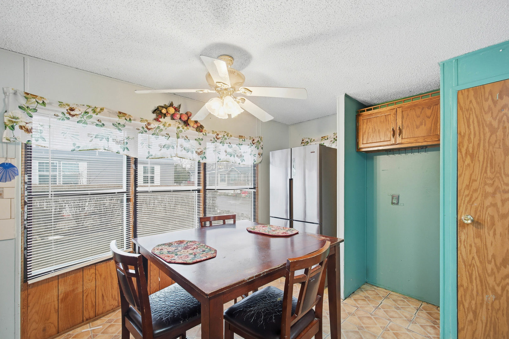 1300 West Branch Road Northfield, IL 60093 - Photo 5 of 25 a view of a dining room with furniture and chandelier
