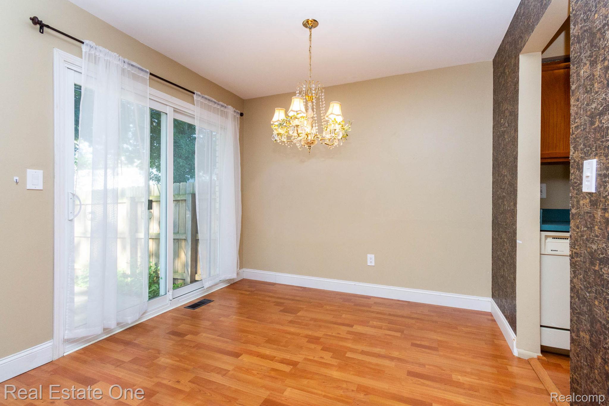 111 Manor Way Rochester, MI 48309 - Photo 9 of 36 interior (5).jpg