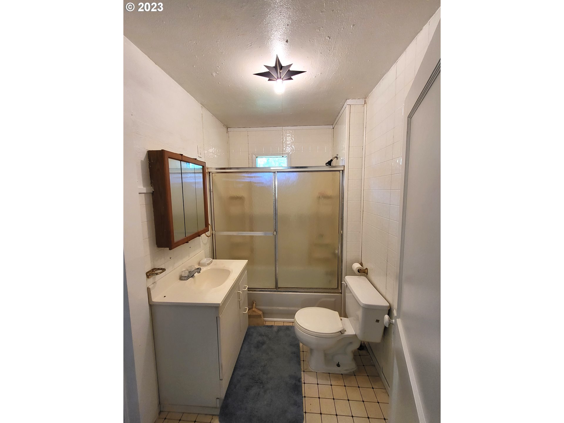1001 Curtin Road Cottage Grove, OR 97424 - Photo 11 of 24 a bathroom with a sink a toilet and shower