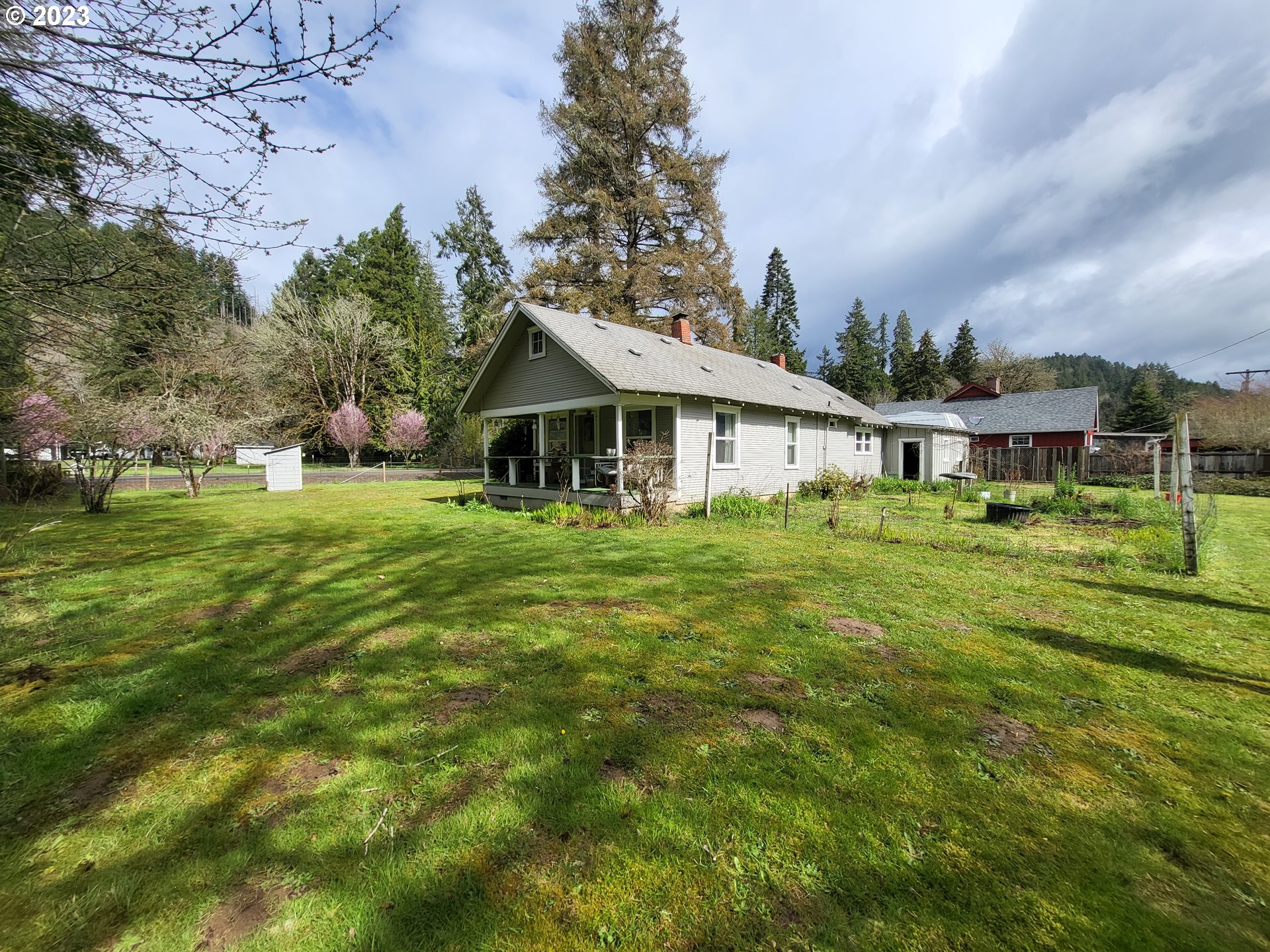 1001 Curtin Road Cottage Grove, OR 97424 - Photo 5 of 24 a front view of a house with a garden