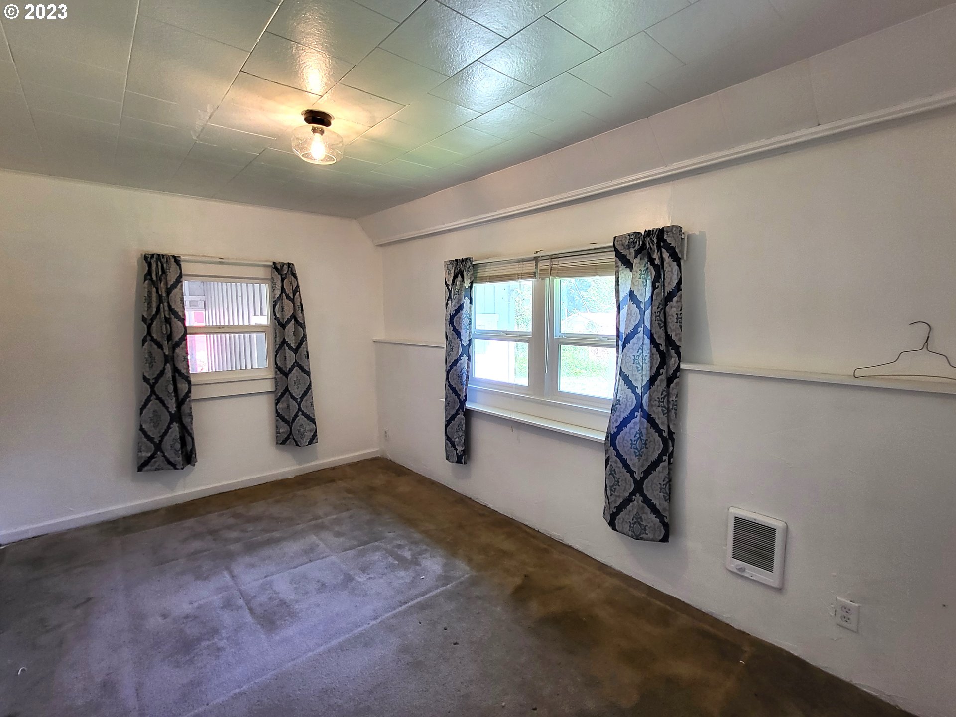 1001 Curtin Road Cottage Grove, OR 97424 - Photo 9 of 24 an empty room with windows