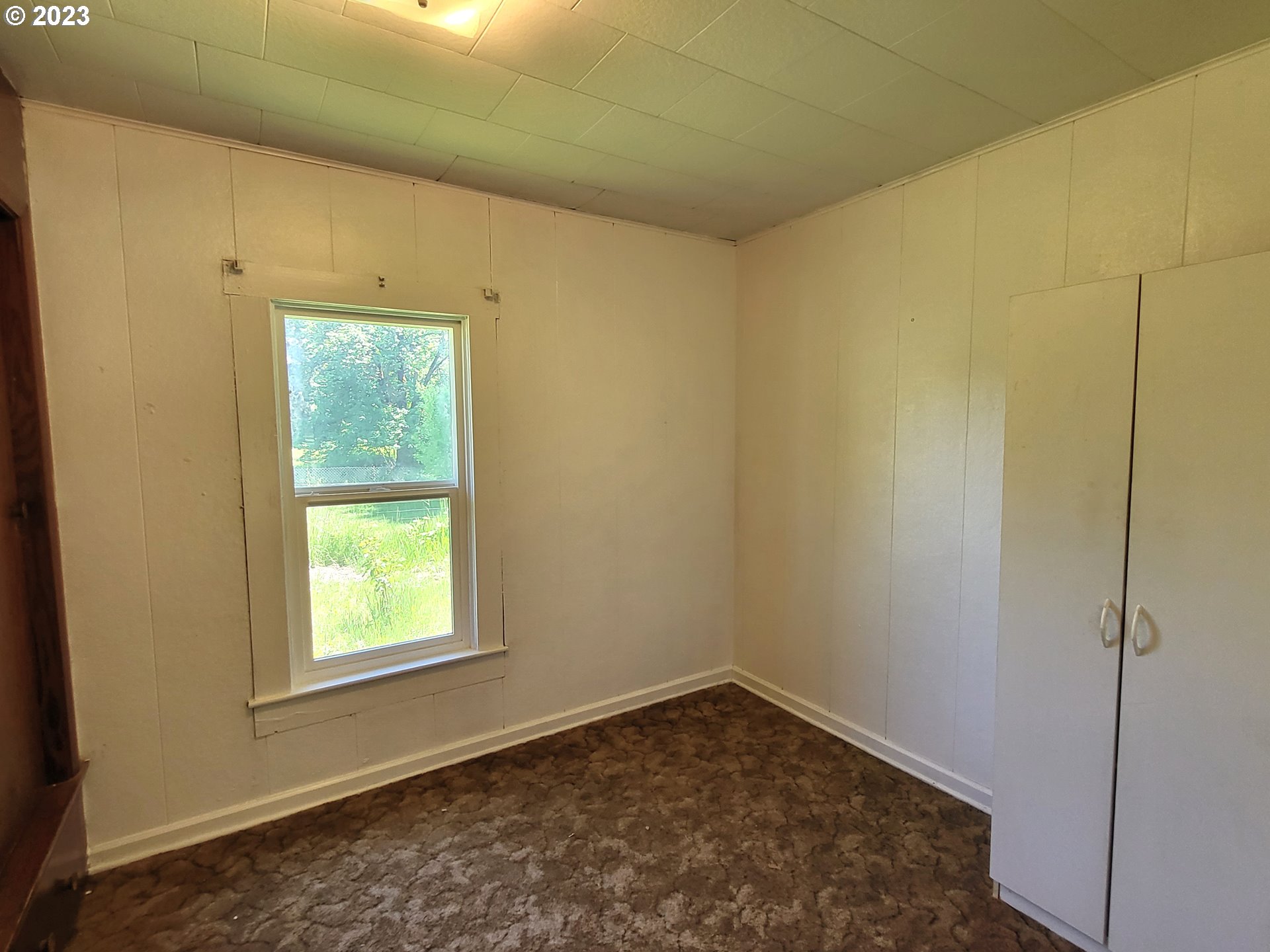 1001 Curtin Road Cottage Grove, OR 97424 - Photo 10 of 24 a view of a room that has a window in it