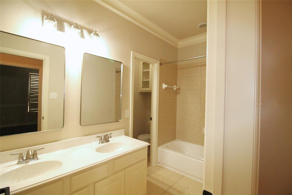 528 Tuscan Drive Irving, TX 75039 - Photo 36 of 40 a bathroom with a sink and a mirror