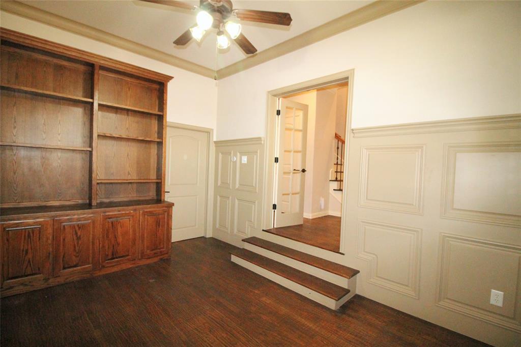 528 Tuscan Drive Irving, TX 75039 - Photo 5 of 40 a spacious bathroom with a tub and shower