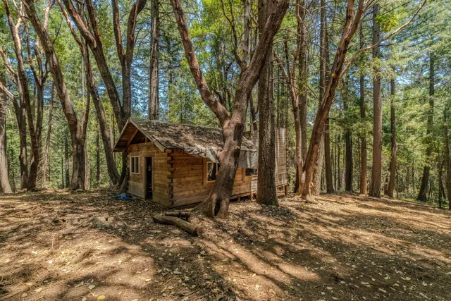 a view of a barn in the middle of a yard