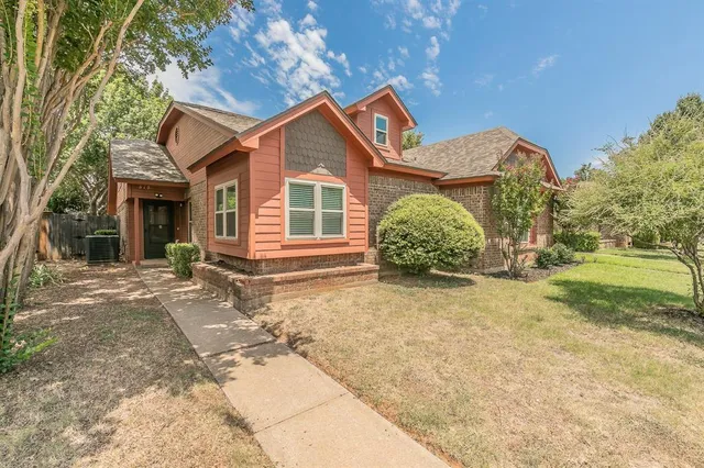 $270,000 | 610 Canterbury Street, Euless, TX 76039