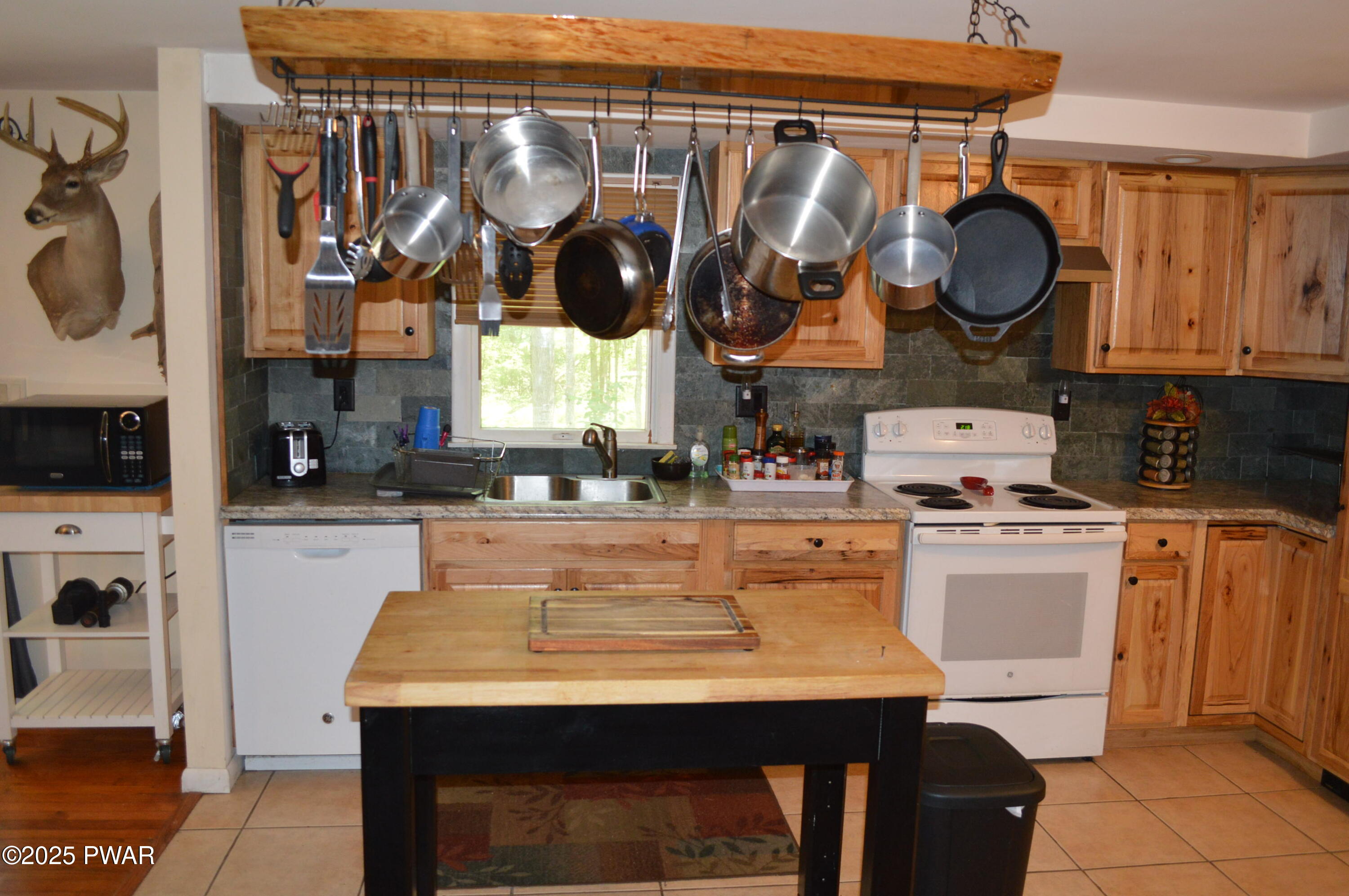 292 Well Road Greeley, PA 18425 - Photo 14 of 24 DSC_0455