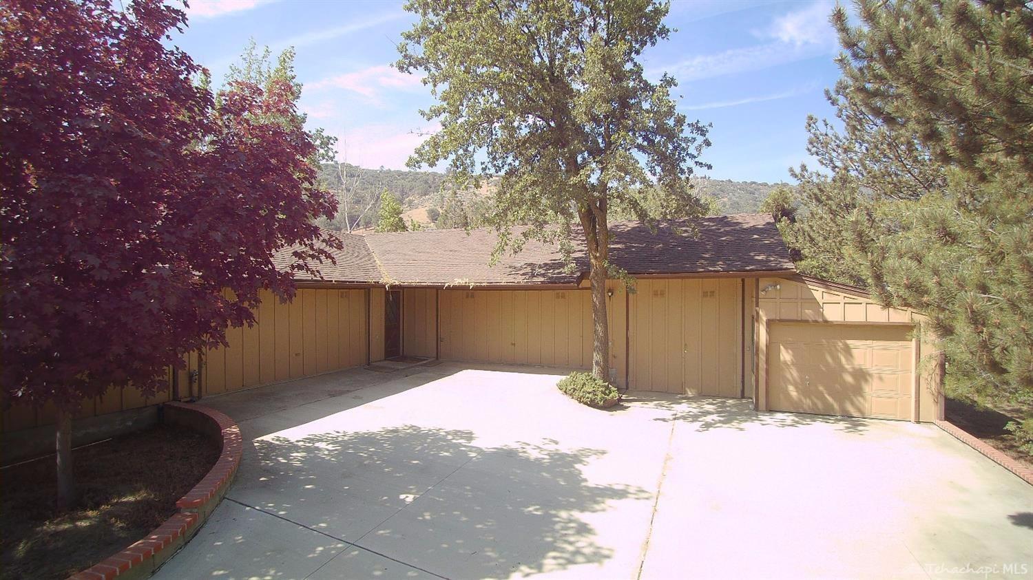 27350 Cumberland Road Tehachapi, CA 93561 - Photo 37 of 57 garage 1 closest to house with ground floor guest apartment (permitted?)