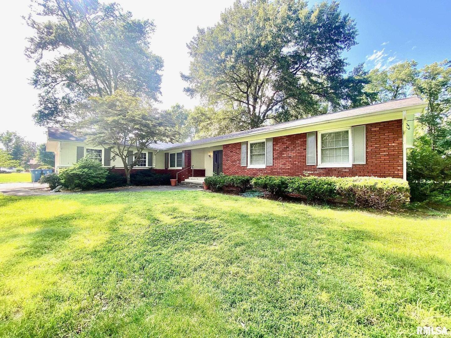 807 West Market Street Christopher, IL 62822 - Photo 2 of 57 a front view of house with yard and green space