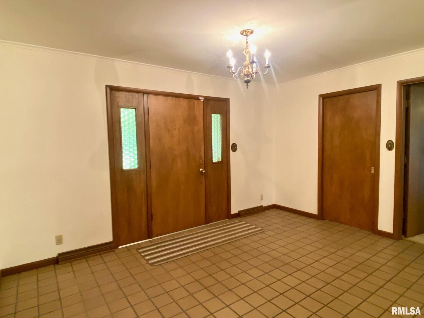 807 West Market Street Christopher, IL 62822 - Photo 4 of 57 a view of a chandelier in a room