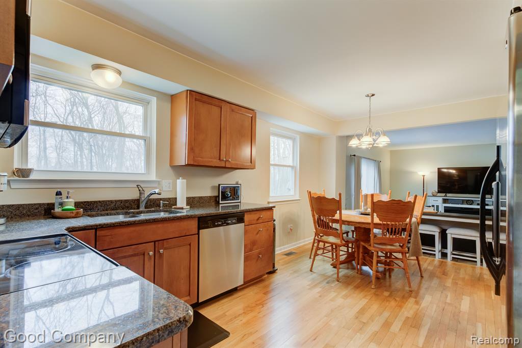 343 Whitney Drive Rochester Hills, MI 48307 - Photo 11 of 43